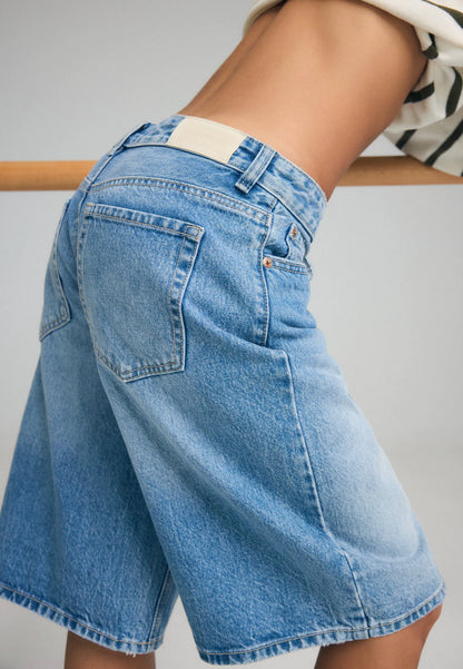 MEDIUM LIGHT BLUE DENIM