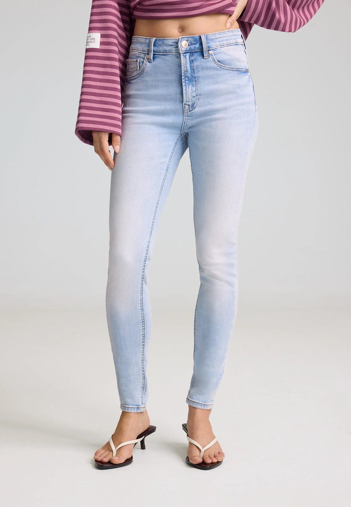 MEDIUM LIGHT BLUE DENIM