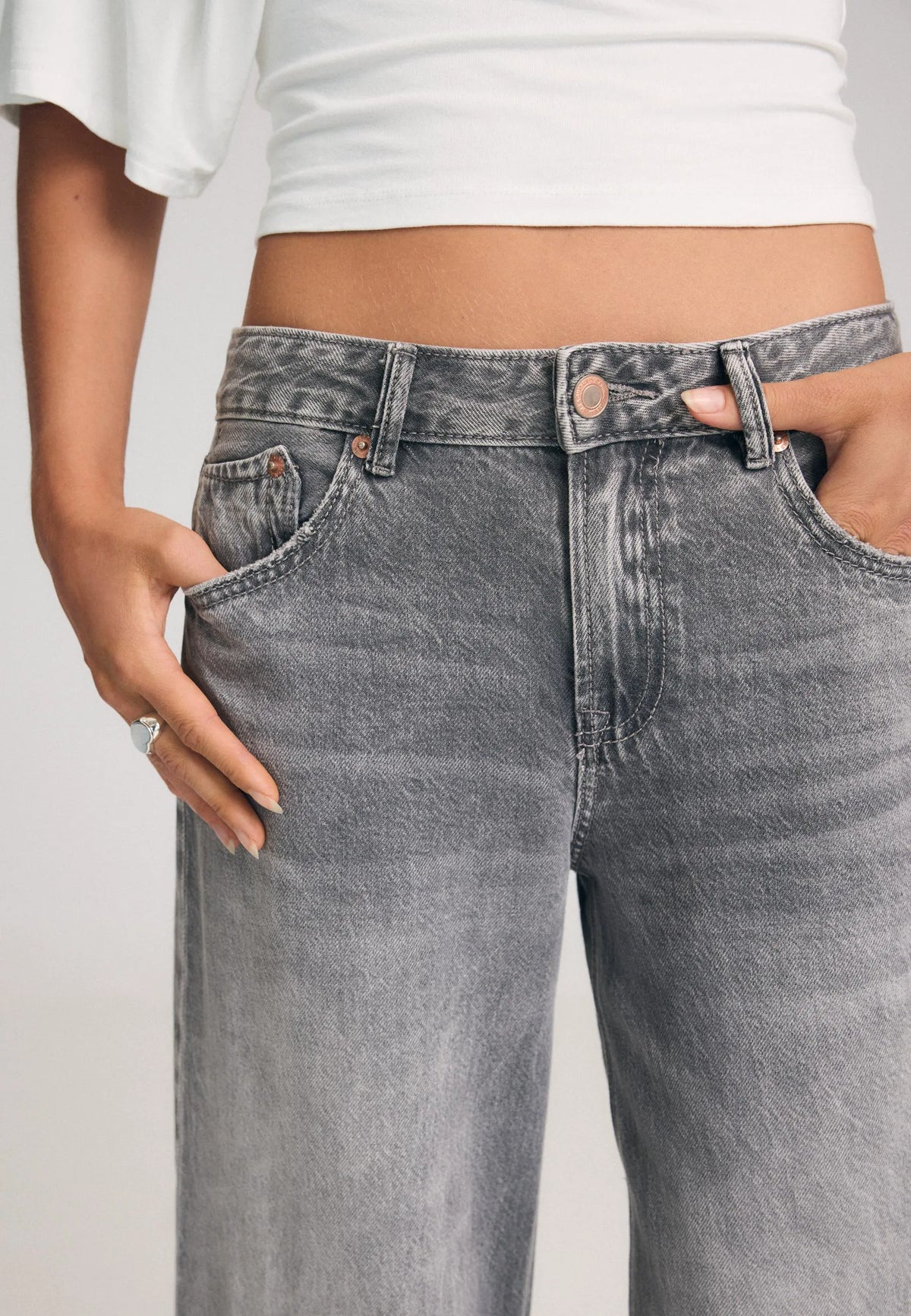 GREY DENIM WASH