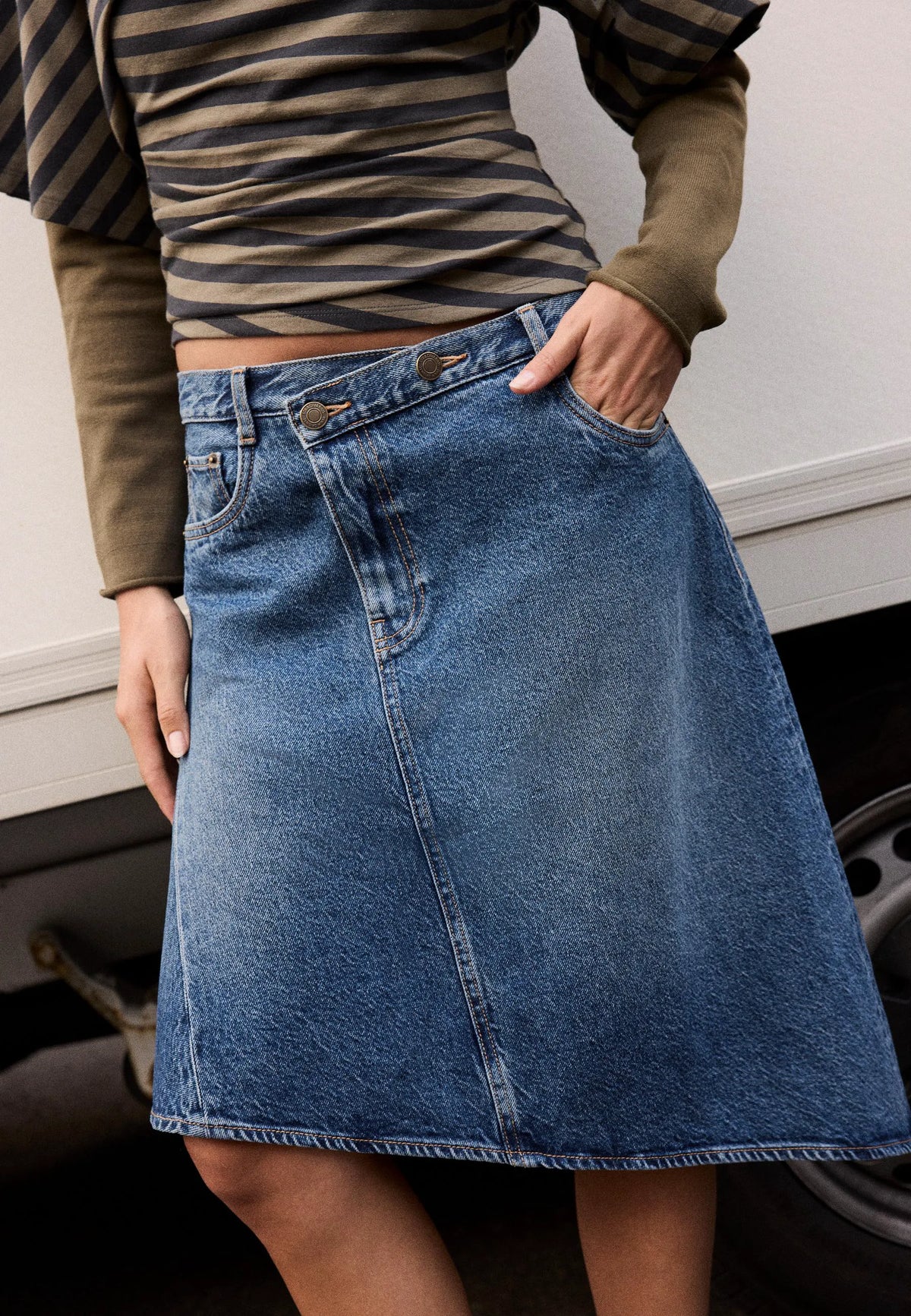 MEDIUM BLUE DENIM