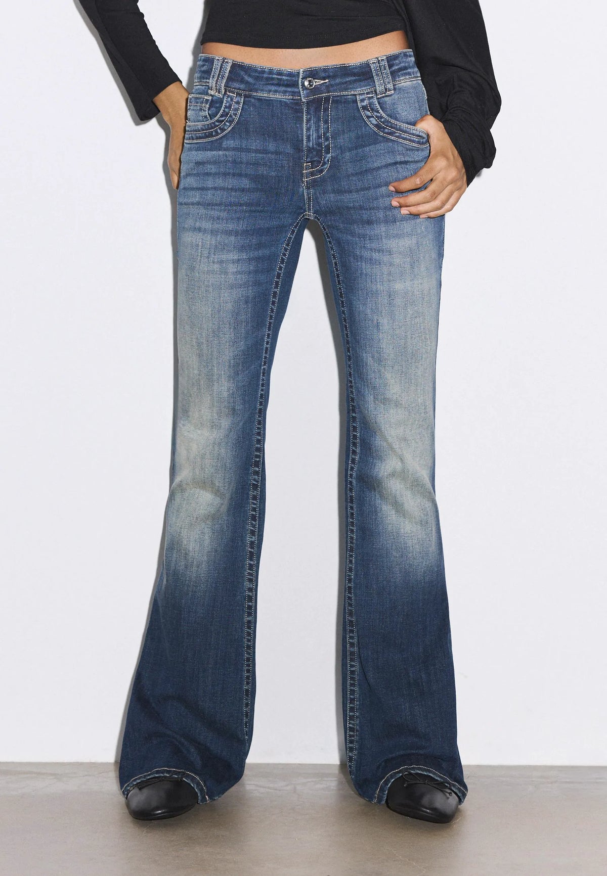 MEDIUM DENIM WASH