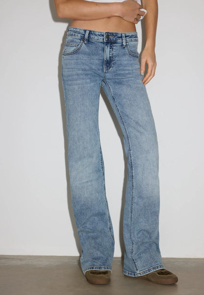 MEDIUM BLUE DENIM